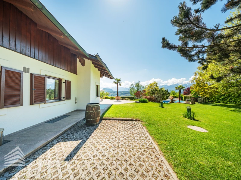 Prachtvolle Villa mit Pool und Garten mit Blick auf den Wörthersee und die mächtigen Karawanken