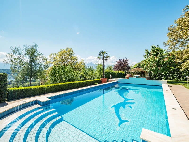 Prachtvolle Villa mit Pool und Garten mit Blick auf den Wörthersee und die mächtigen Karawanken