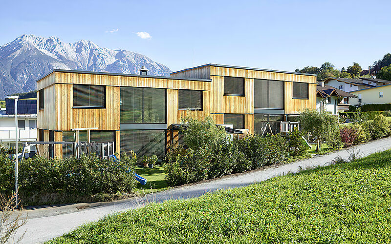 Doppelhaus vor Bergen.