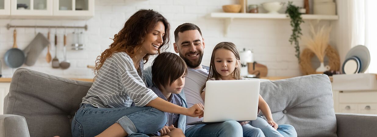 glückliche familie in wohnung