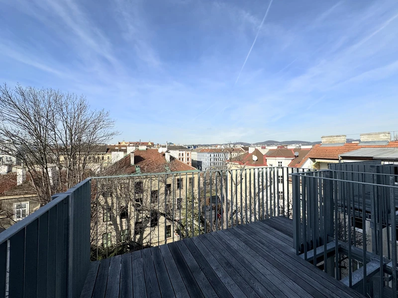 Spektakuläre Dachgeschoßmaisonette mit Terrassentraum und Blick auf die Canisiuskirche