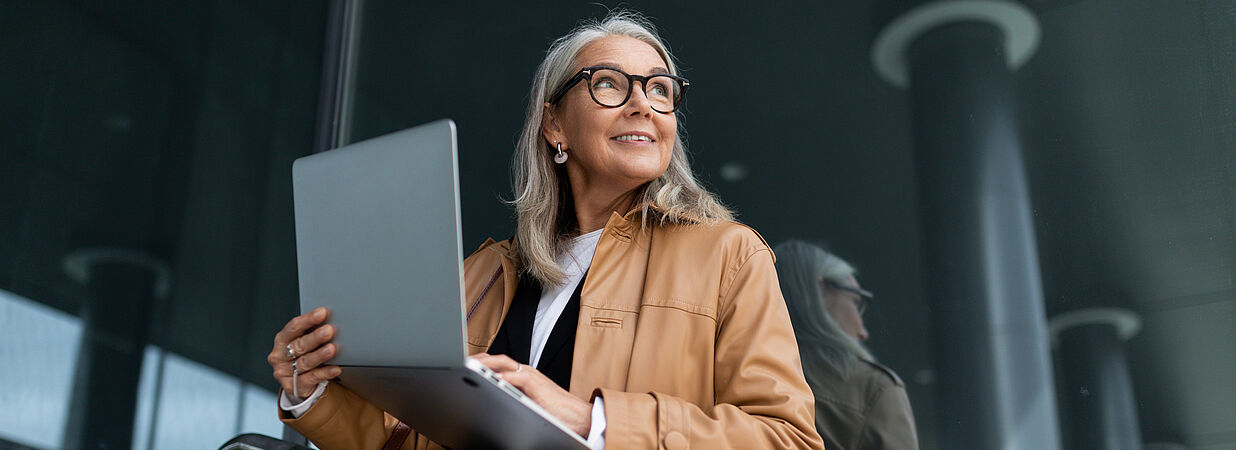 Frau mit Laptop