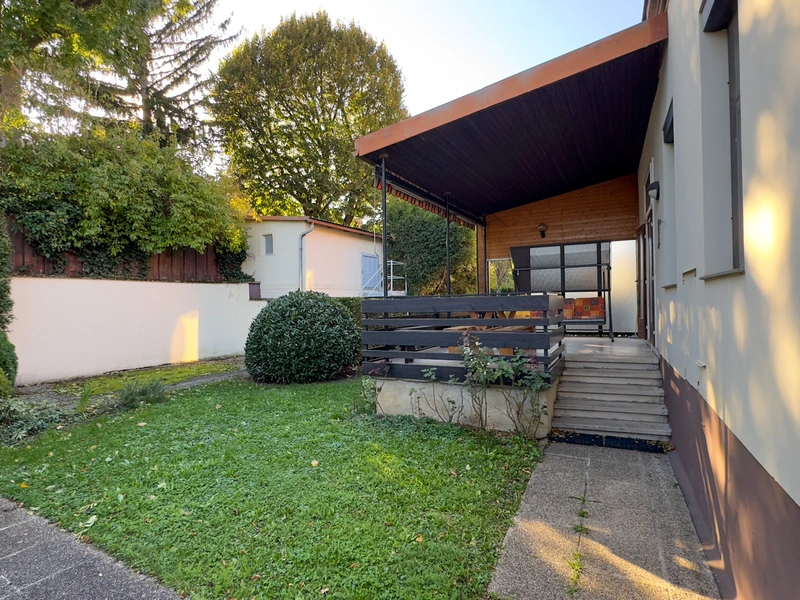 1 Minute von Wien - Haus mit Modernisierungs-Potenzial, südseitigem Garten und Garage