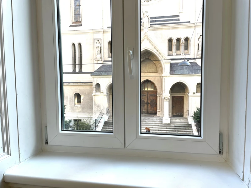 Altbaujuwel mit Blick auf die Canisiuskirche – Eleganz trifft Wiener Charme