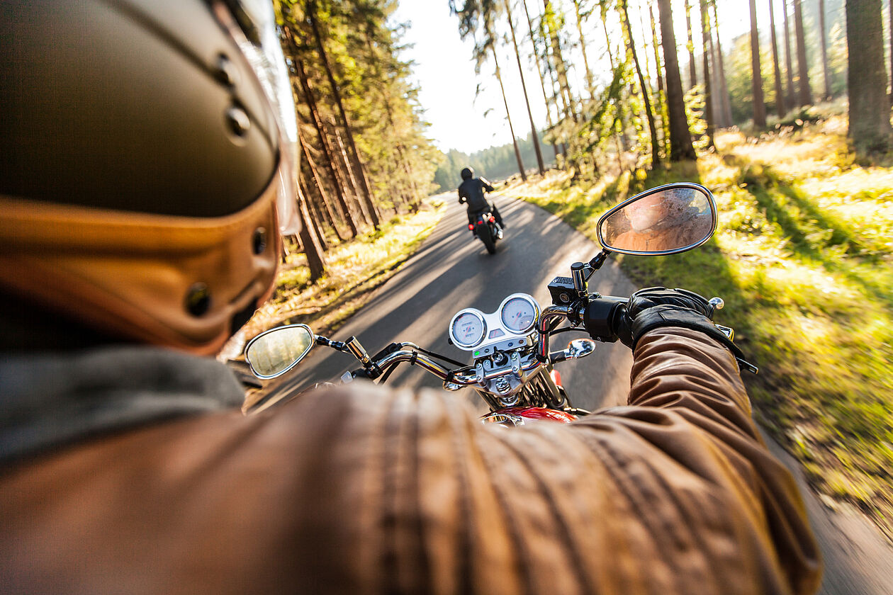 2 Personen beim Motorradfahren