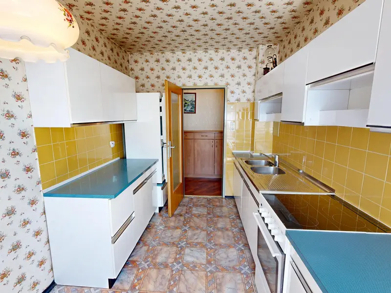 Modernisierungsbedürfte Wohnung im 5. Stock (mit Lift) sucht neue Eigentümer