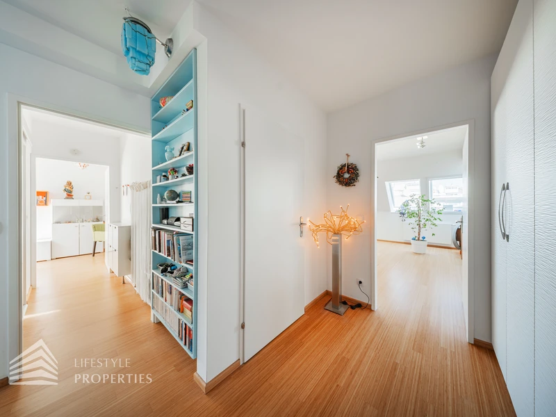 Elegante 3-Zimmer Dachgeschosswohnung mit Terrasse