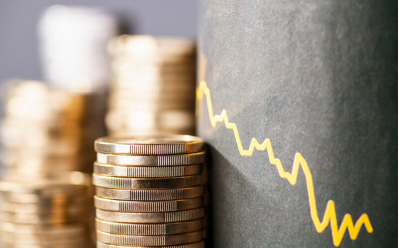 Stapel goldener Münzen,  gelbe Zinskurve 