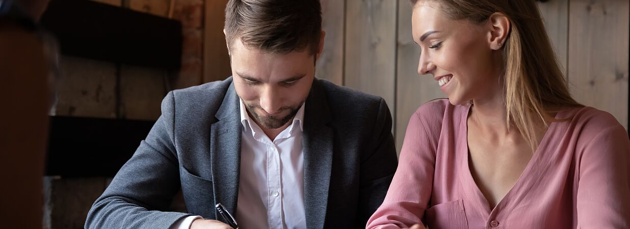 ein paar unterschreibt einen partnerschaftsvertrag