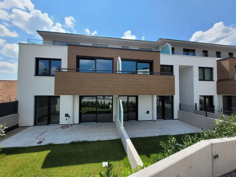 3-Zimmerwohnung mit Pool & Eigengarten!