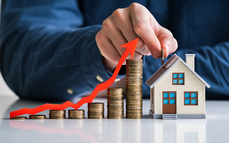 münzen und holzhaus