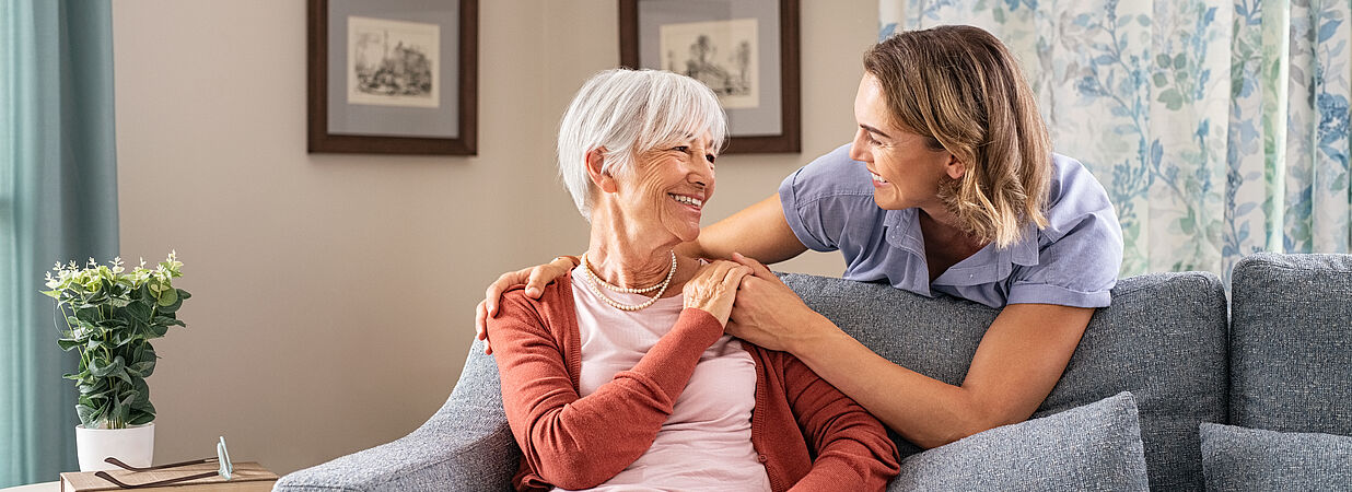 Seniorin und Pflegerin