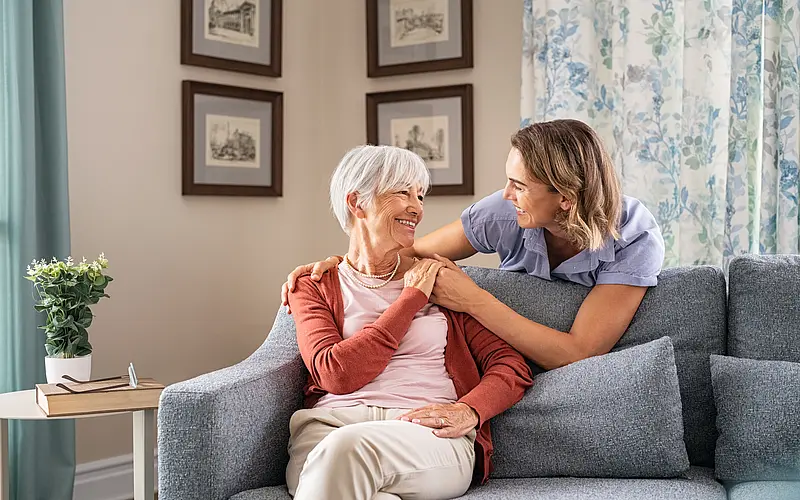 Seniorin und Pflegerin