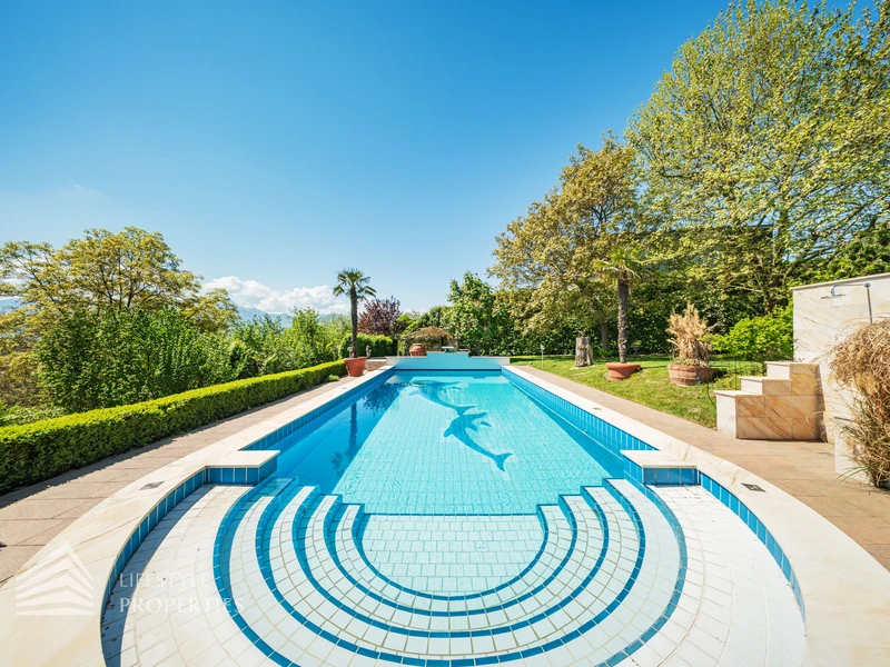 Prachtvolle Villa mit Pool und Garten mit Blick auf den Wörthersee und die mächtigen Karawanken