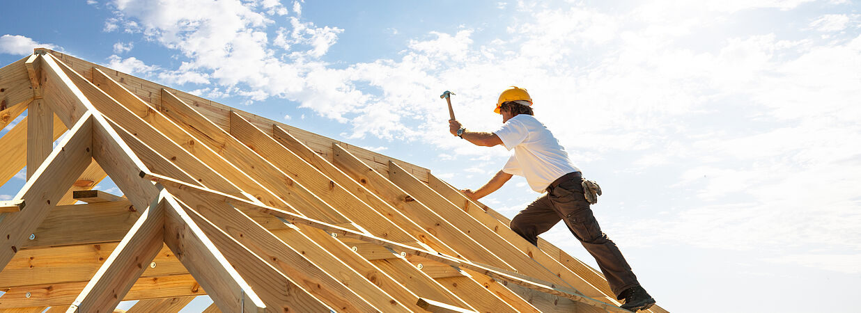 handwerker am dach