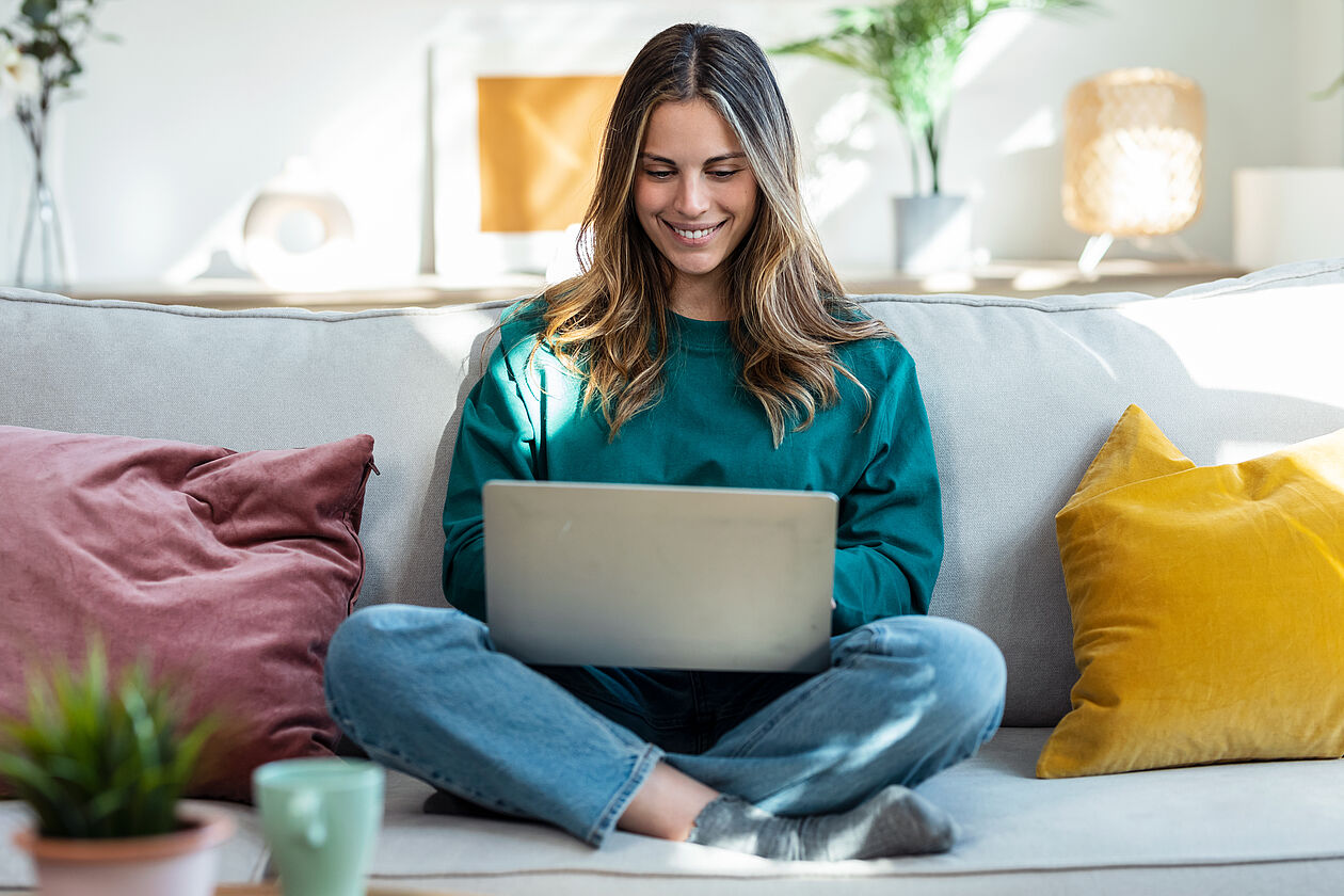 Frau vor Laptop