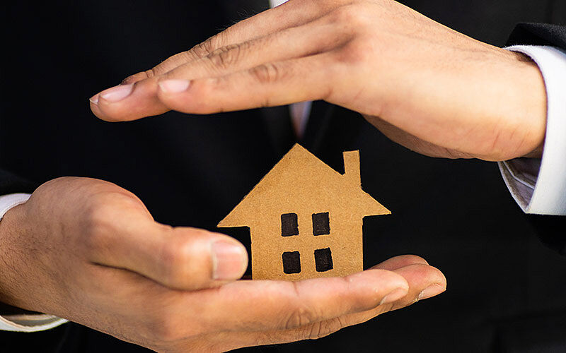 kleines holzhaus in hand