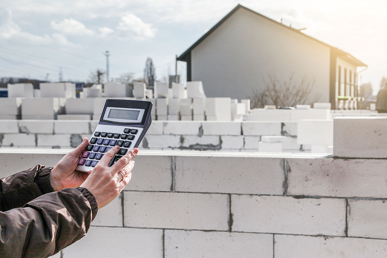 haus wird gebaut und mit rechner berechnet