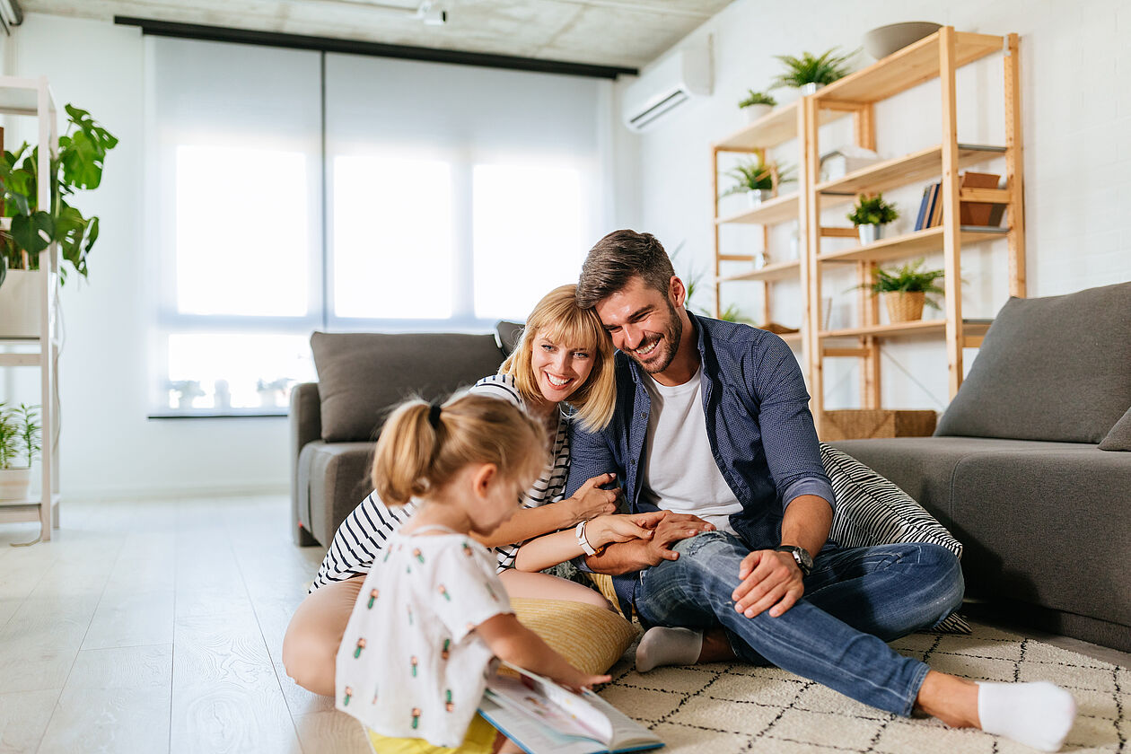 Familie in Wohnung