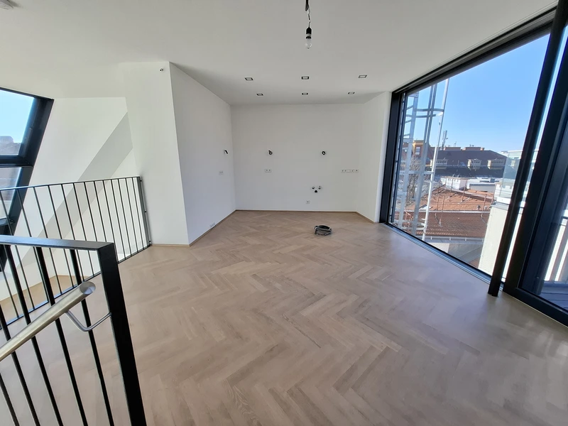 Spektakuläre Dachgeschoßmaisonette mit Terrassentraum und Blick auf die Canisiuskirche