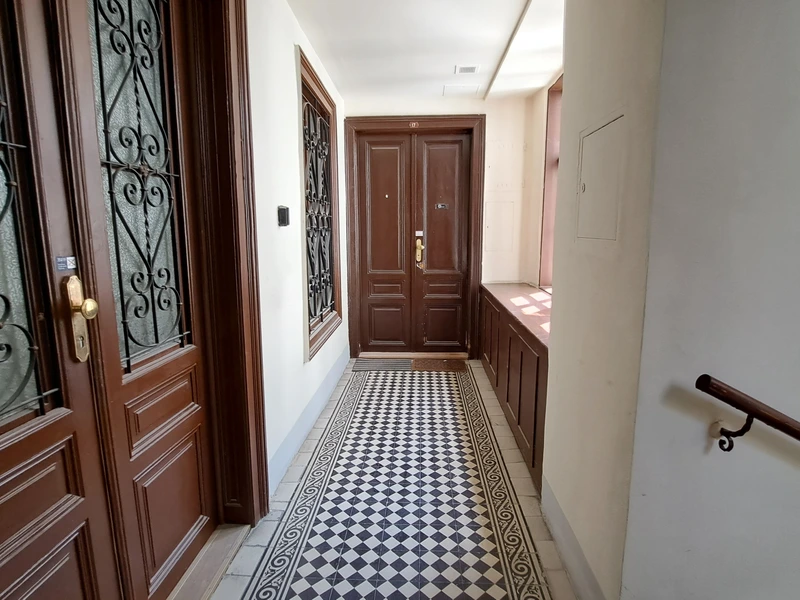 5 Zimmer-Altbauwohnung mit Balkon-Option im beliebten Stuwerviertel!