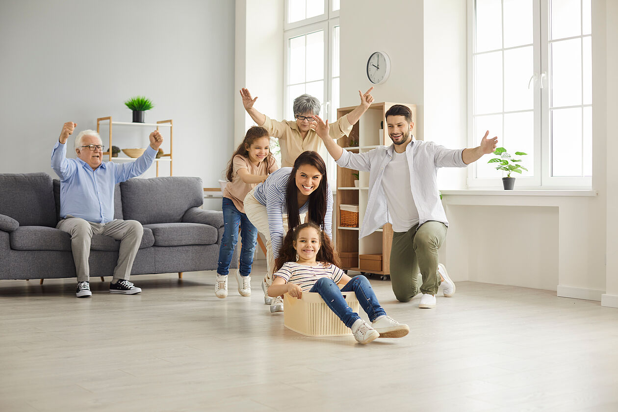 glückliche großfamilie im eigenen zuhause