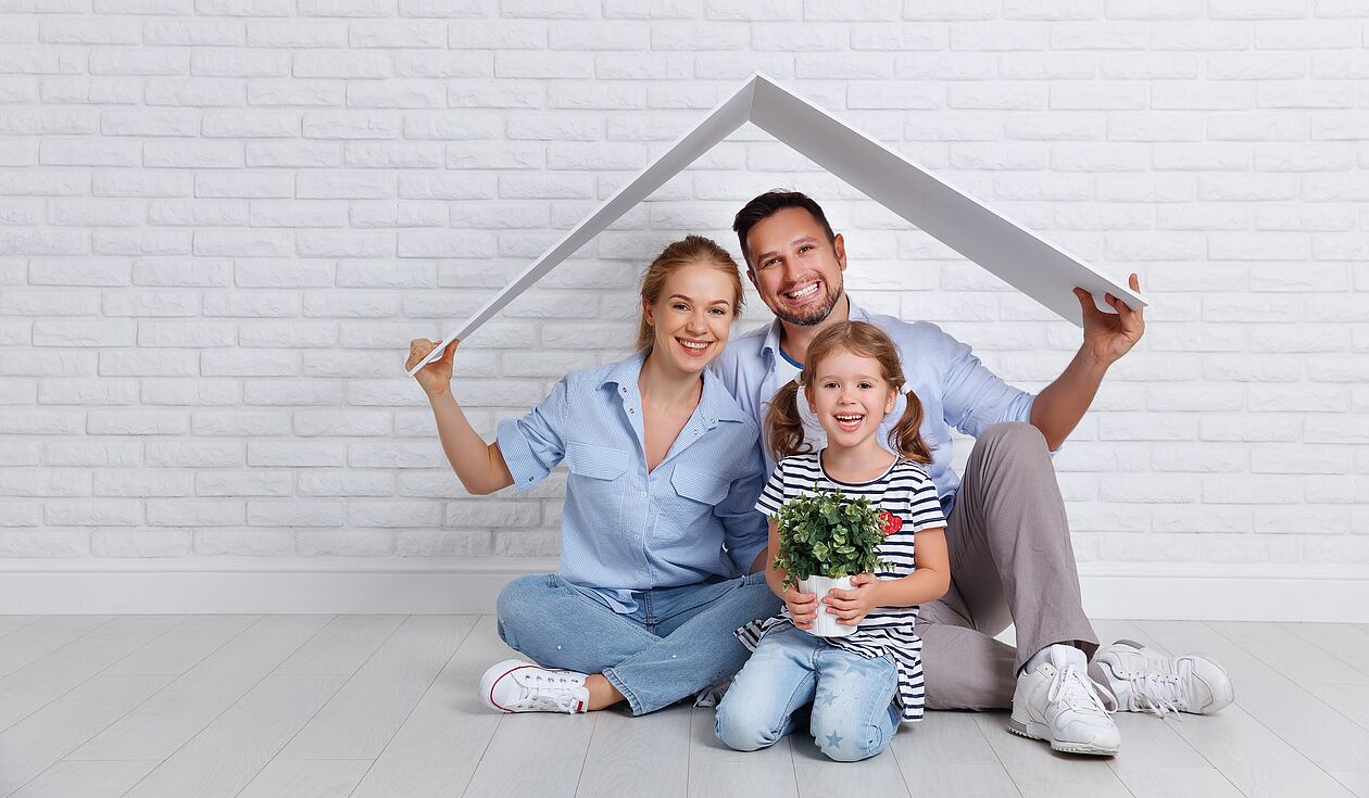 familie mit symbolischem dach über dem kopf