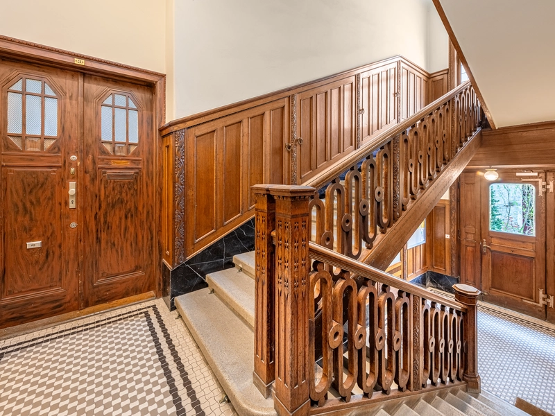 Altbau-Residenz I Böcklinstraße I Wohnsalon/Klavier/Konzertzimmer I historische Veranda & Bleiglasfenster I Lift