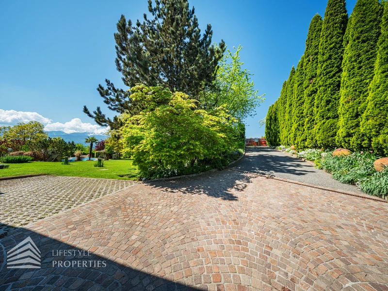 Prachtvolle Villa mit Pool und Garten mit Blick auf den Wörthersee und die mächtigen Karawanken