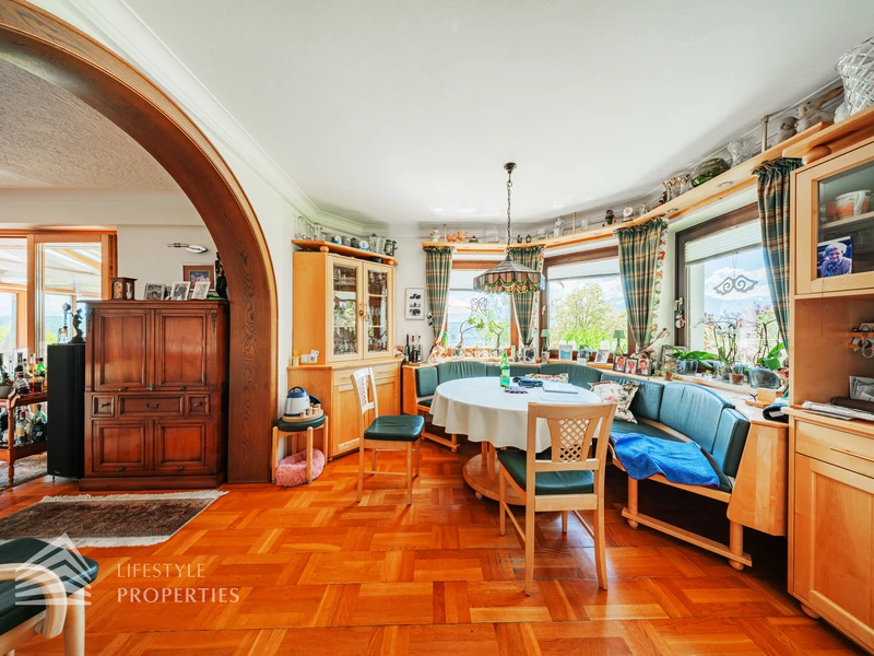 Prachtvolle Villa mit Pool und Garten mit Blick auf den Wörthersee und die mächtigen Karawanken