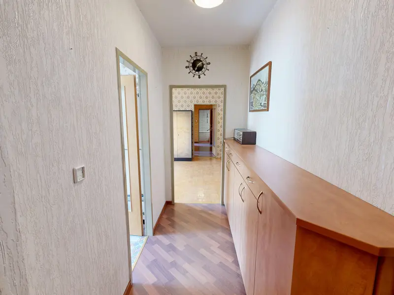 Modernisierungsbedürfte Wohnung im 5. Stock (mit Lift) sucht neue Eigentümer
