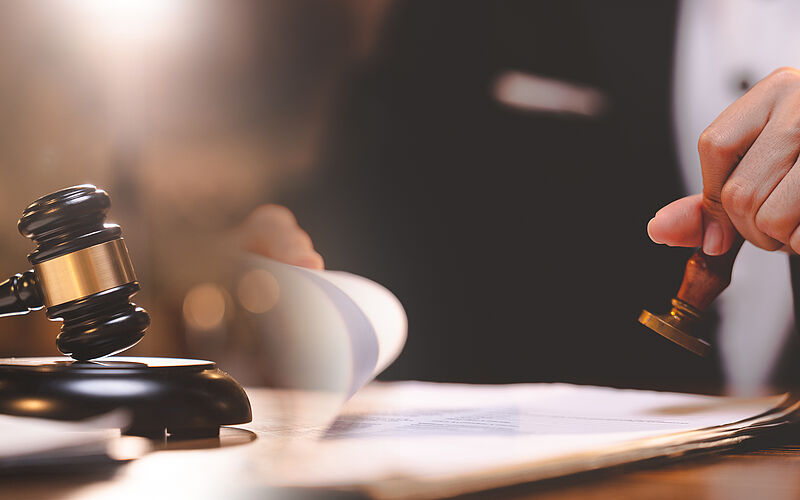 Mann mit Gerichtshammer und Stempel