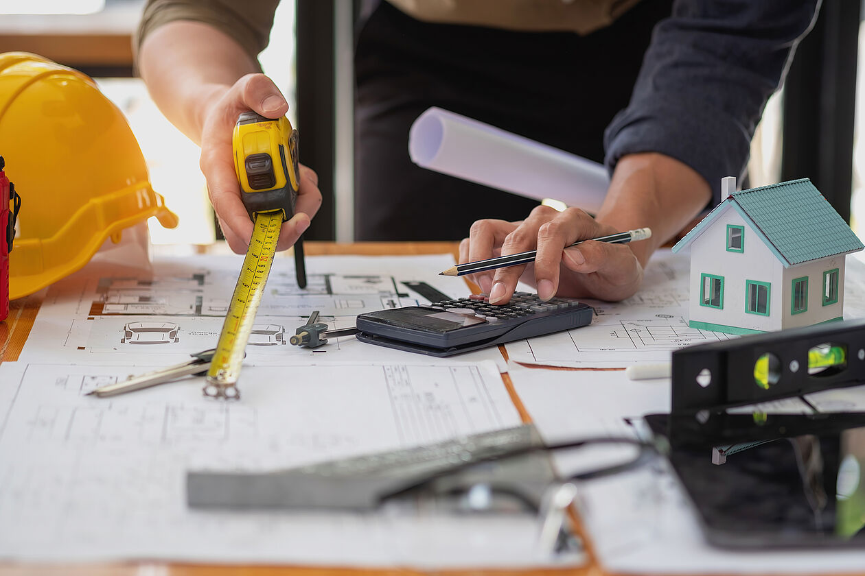 Mann mit Bauplan