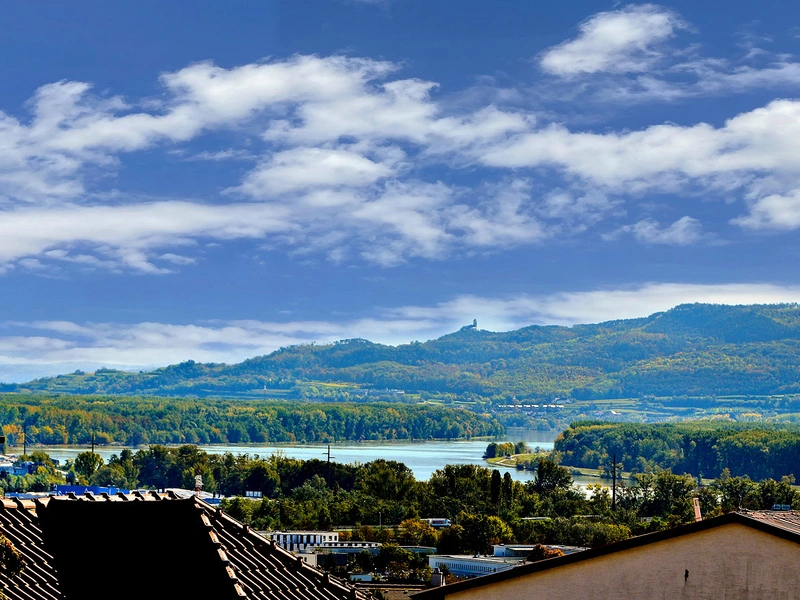 Panoramaleben am Donauufer: Luxusresidenzen mit Blick auf Krems und Stift Göttweig