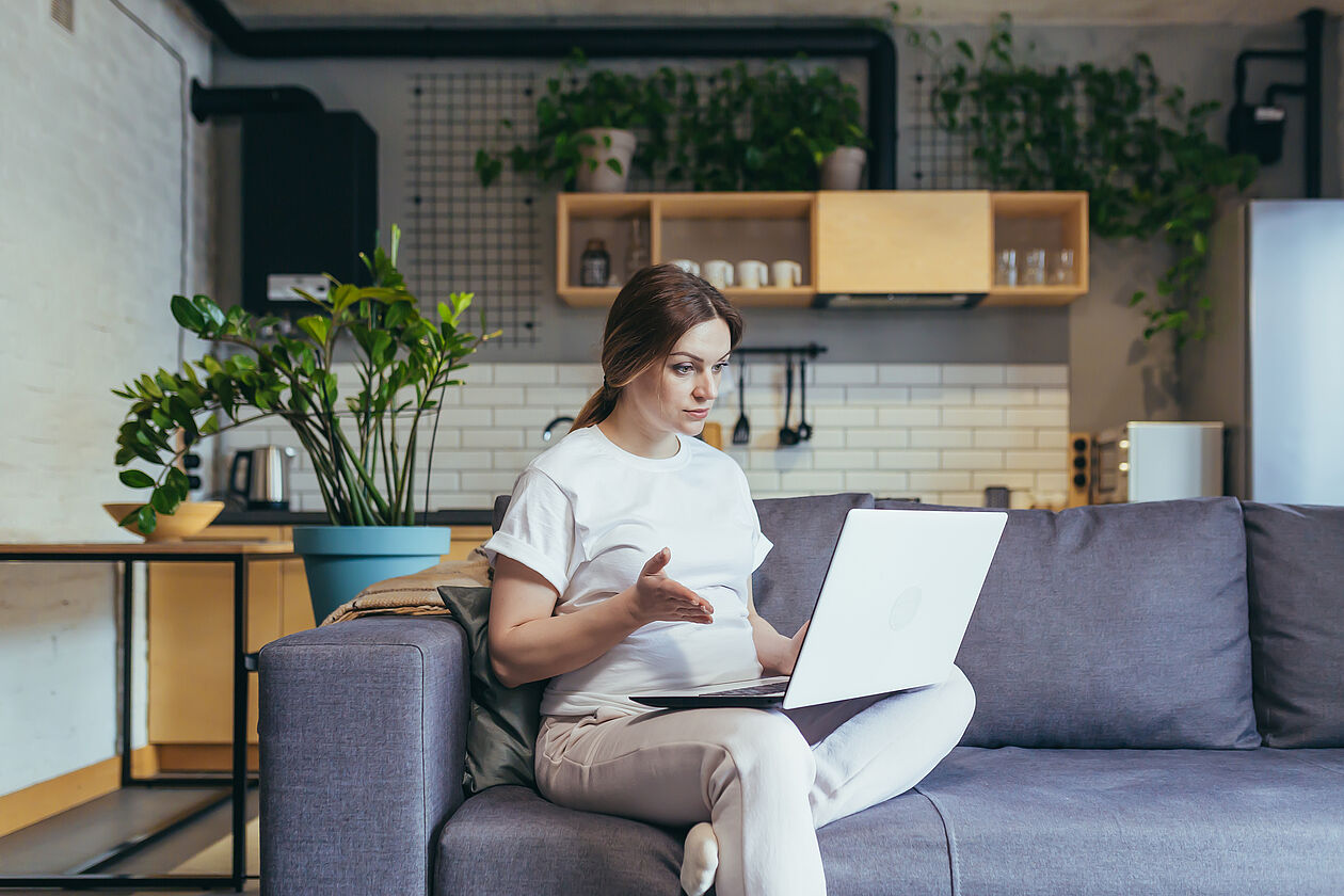 schwangere frau vor laptop