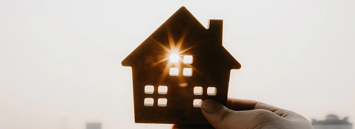 sonnenstrahlen scheinen durch kleines holzhaus
