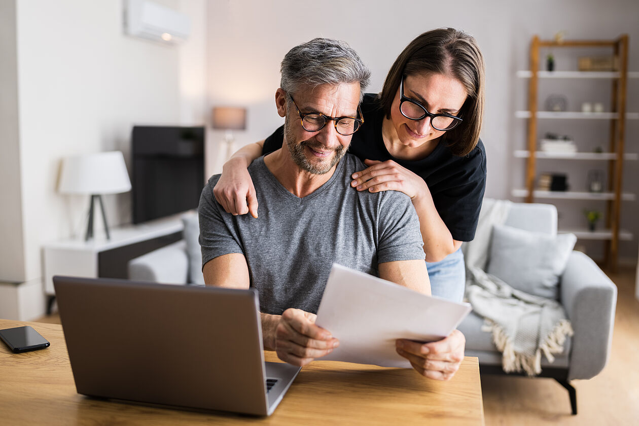 Mann und Frau vor Laptop