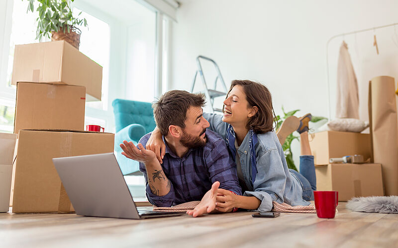 paar neben umzugskartons