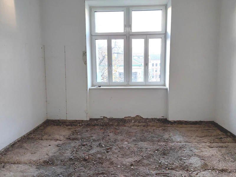 Altbau-Rohdiamant mit Balkon – Sanierungsobjekt im Herzen des 9. Bezirks