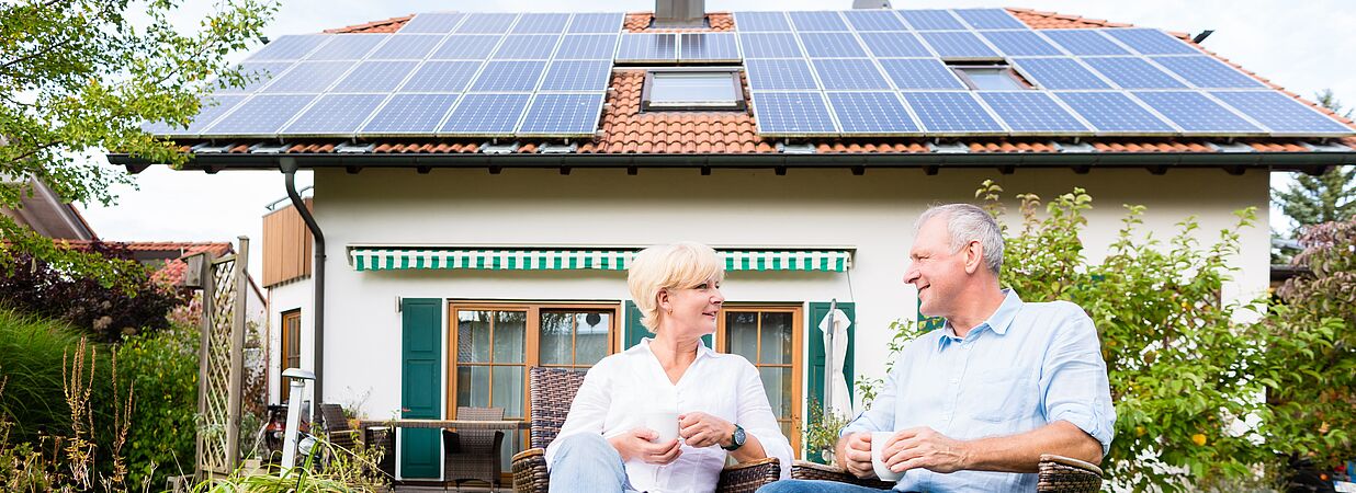 altes ehepaar vor haus