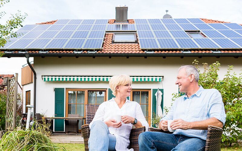altes ehepaar vor haus
