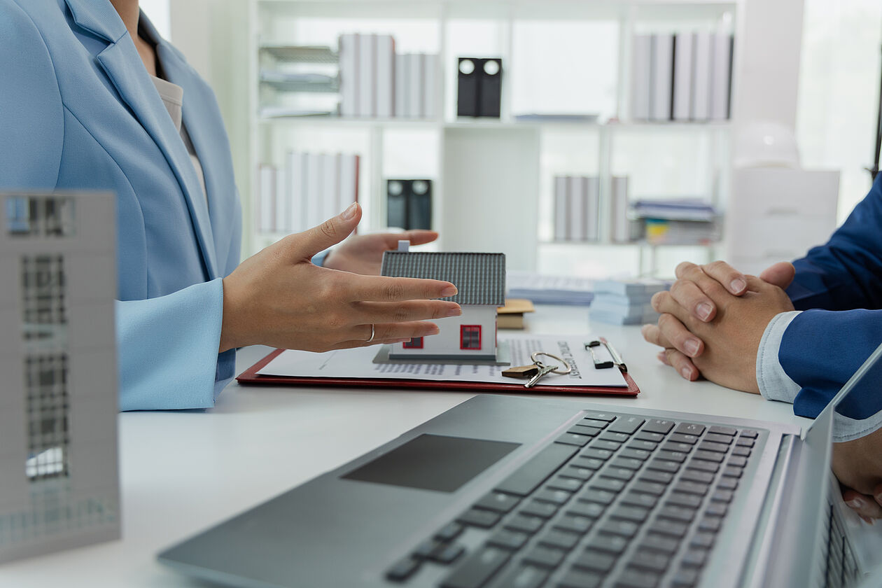 Gespräch in einem Immobilienbüro