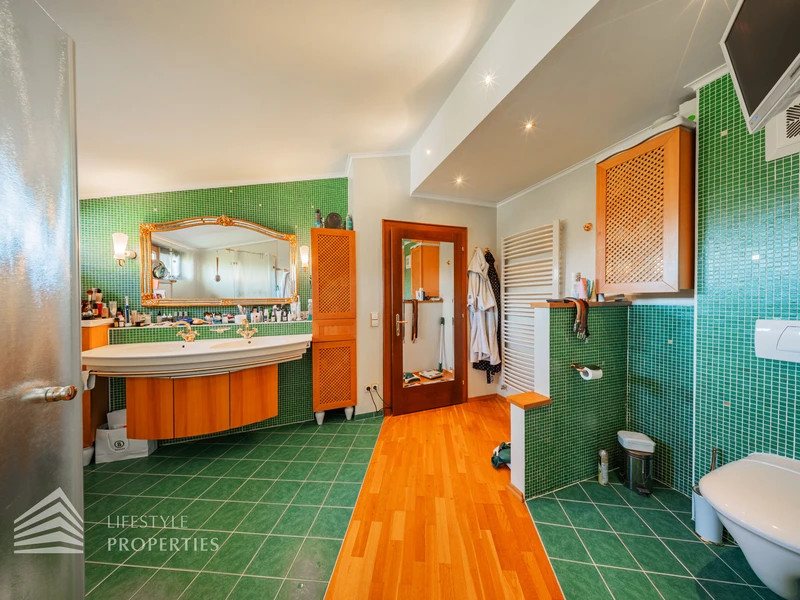 Prachtvolle Villa mit Pool und Garten mit Blick auf den Wörthersee und die mächtigen Karawanken