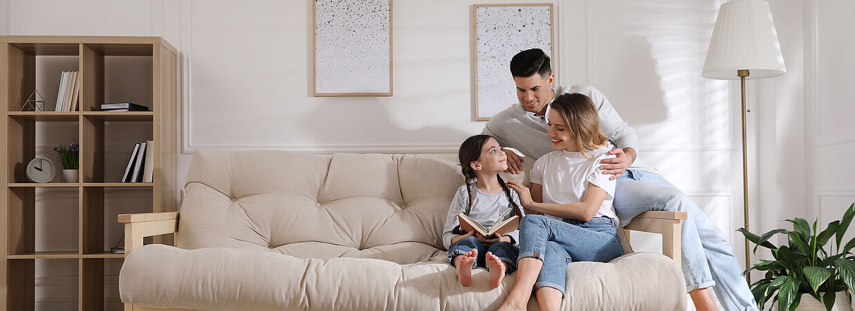 Familie und Hund auf dem Sofa