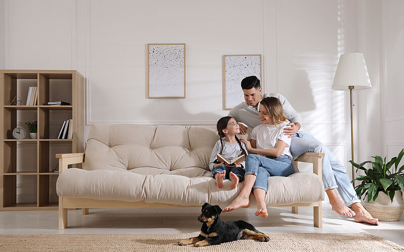 Familie und Hund auf dem Sofa