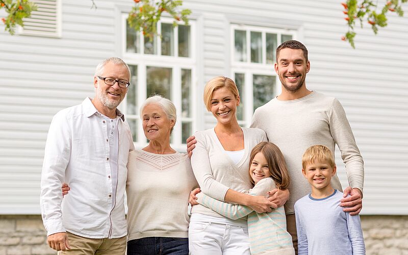 verschiedene generationen vor haus