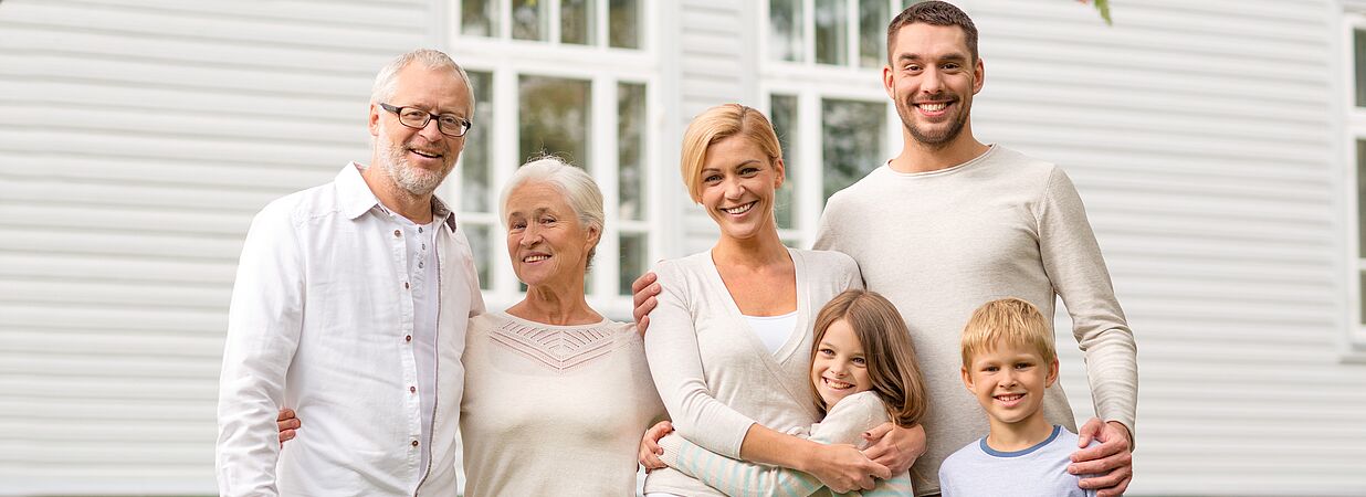 verschiedene generationen vor haus