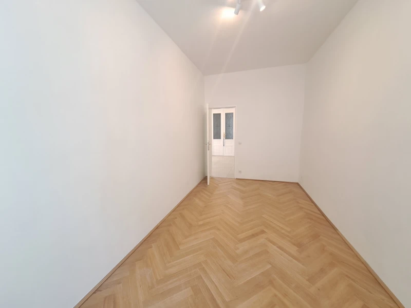 5 Zimmer-Altbauwohnung mit Balkon-Option im beliebten Stuwerviertel!