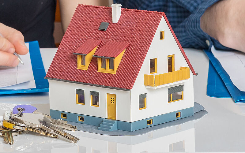 geschiedenes paar unterschreibt dokumente mit haus