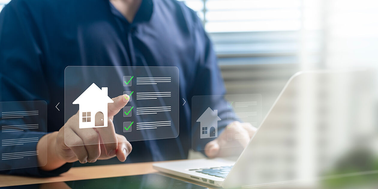 Person nutzt digitales Tool zur Wohnungsbewertung mit Checkliste auf Touchscreen.